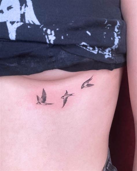 tatuaggio scritta sotto il seno|Underboob tattoo, i sensualissimi tatuaggi sotto il seno